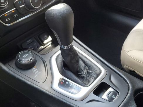 Used 2015 Jeep Cherokee Latitude AWD/4WD image 18