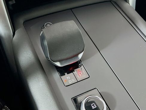 Used 2025 Land Rover Discovery Dynamic SE image 17