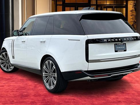 New 2025 Land Rover Range Rover SE image 2
