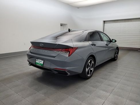 Used 2021 Hyundai Elantra Limited w/ Preferred Accessory Package FWD image 9