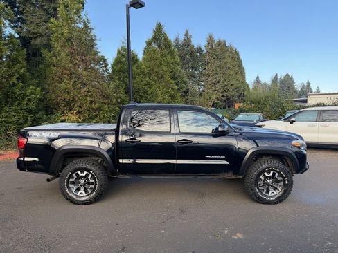 Used 2019 Toyota Tacoma TRD Off-Road image 2