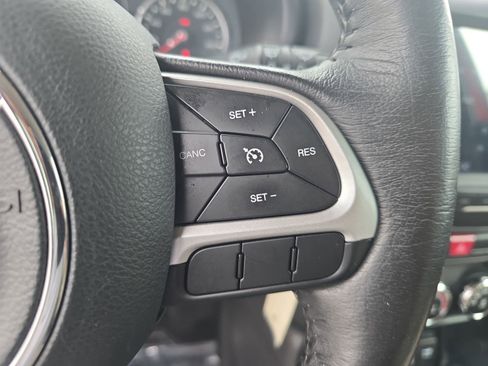 Used 2015 Jeep Renegade Latitude w/ Cold Weather Group II FWD image 20