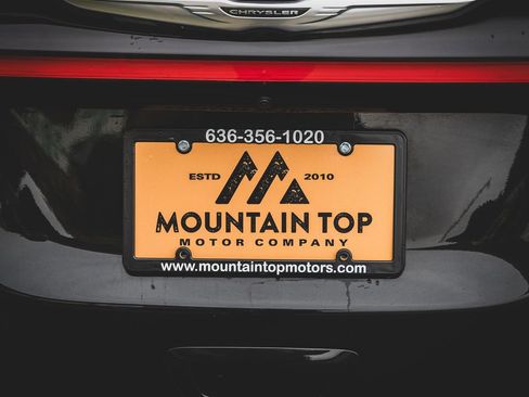 Used 2022 Chrysler Pacifica Touring-L image 12