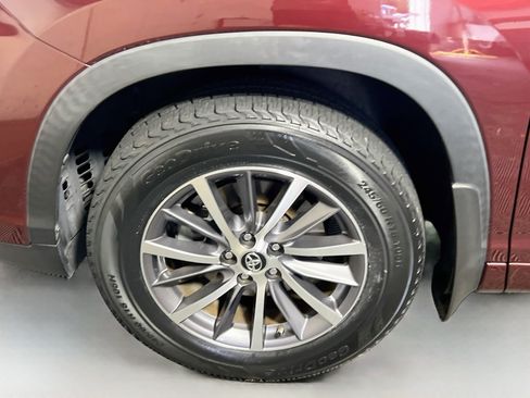Used 2018 Toyota Highlander XLE AWD/4WD image 13