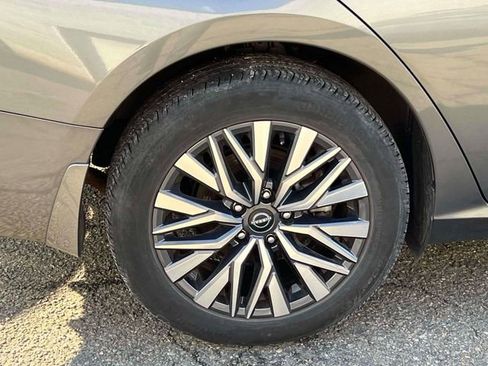 Used 2023 Nissan Altima 2.5 SV w/ SV Premium Package image 10