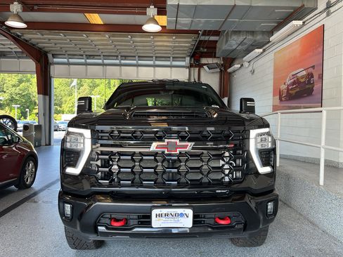 Used 2024 Chevrolet Silverado 2500 ZR2 w/ Technology Package AWD/4WD image 2