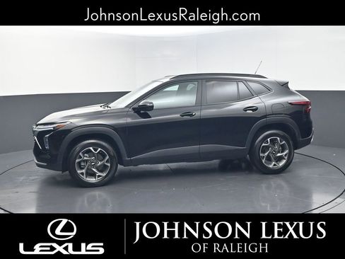 Used 2024 Chevrolet Trax LT FWD image 2