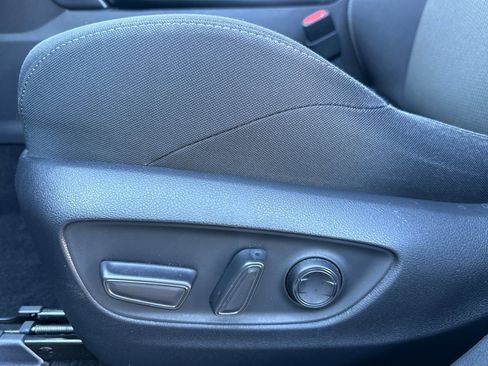 Used 2022 Toyota Venza LE image 13