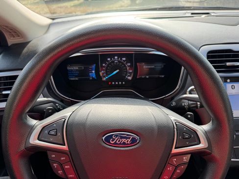 Used 2017 Ford Fusion SE w/ Fusion SE Technology Package image 24