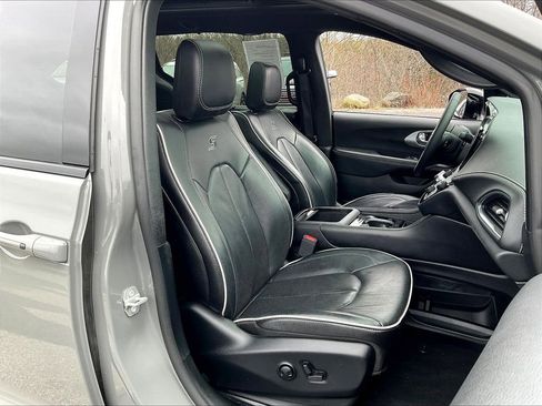 Used 2025 Chrysler Pacifica Limited FWD image 10