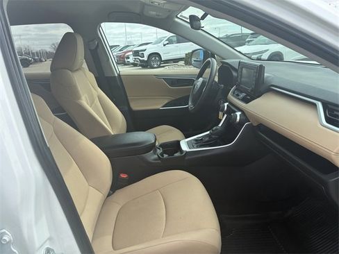 Used 2021 Toyota RAV4 LE image 15