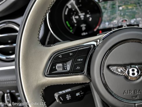 Used 2023 Bentley Bentayga Plug-In Hybrid image 37