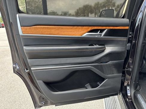 Used 2023 Jeep Grand Wagoneer Series III AWD/4WD image 9