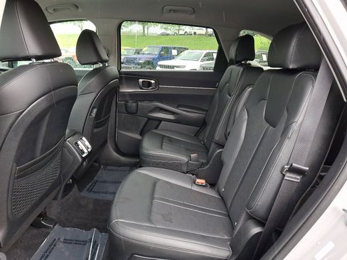 Used 2025 Kia Sorento EX AWD/4WD image 10