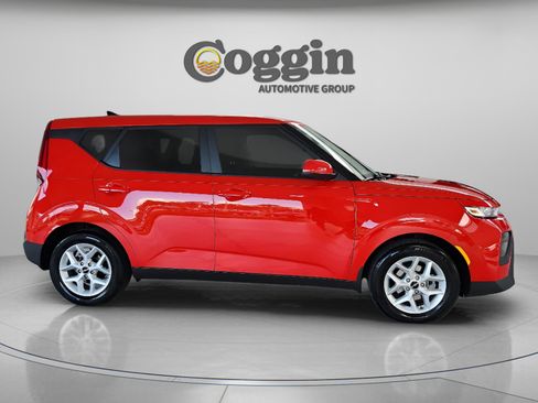 Used 2022 Kia Soul LX w/ Technology Package FWD image 5