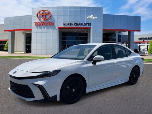 Used 2025 Toyota Camry SE w/ Convenience Package FWD image 5