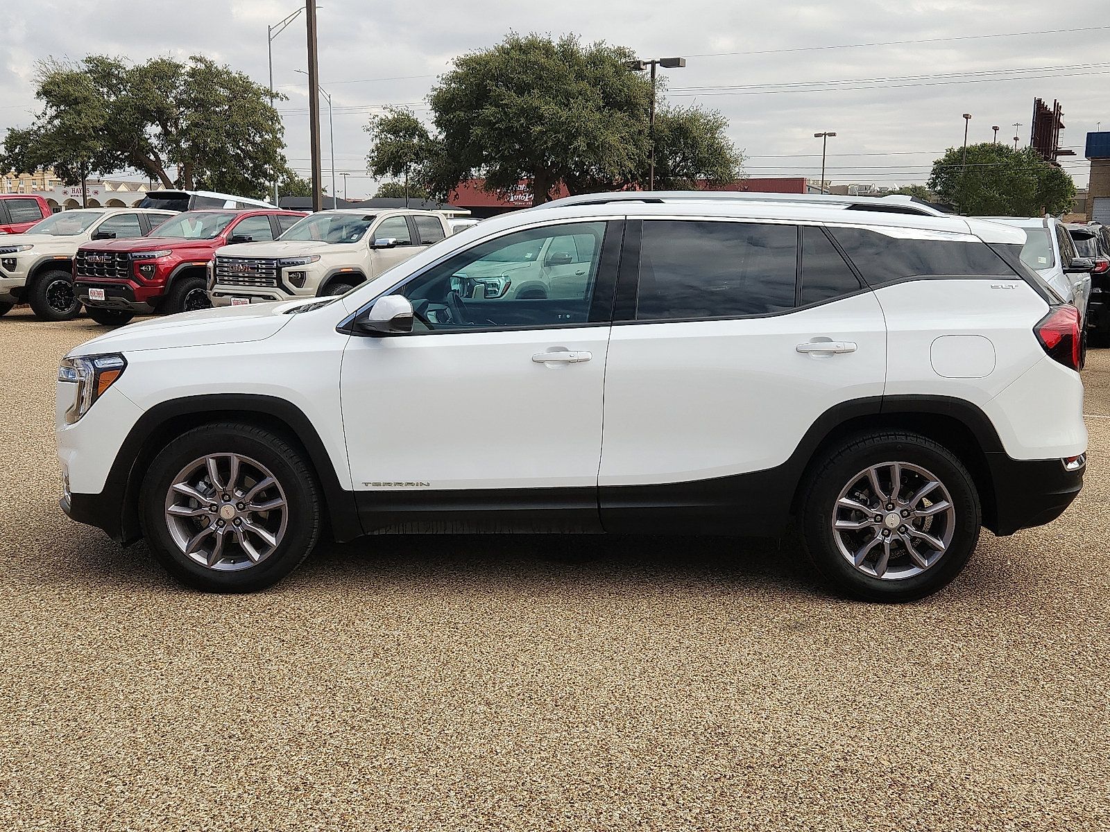 Used 2023 GMC Terrain SLT w/ Tech Package FWD image 2