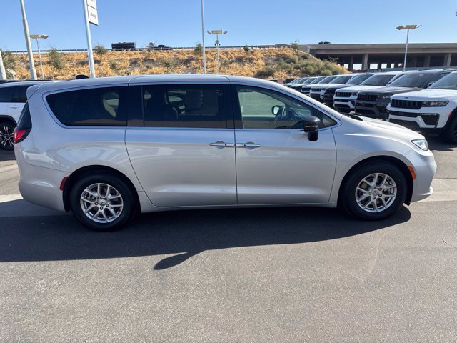 Certified 2024 Chrysler Pacifica Touring-L FWD image 7