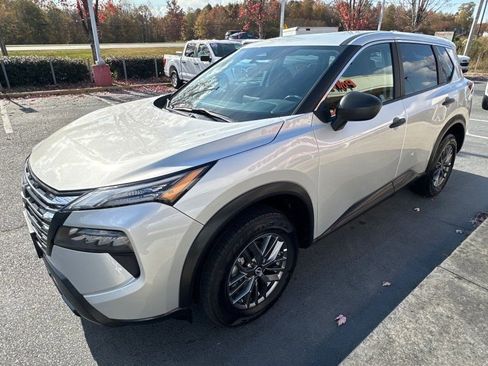 Used 2024 Nissan Rogue S AWD/4WD image 3