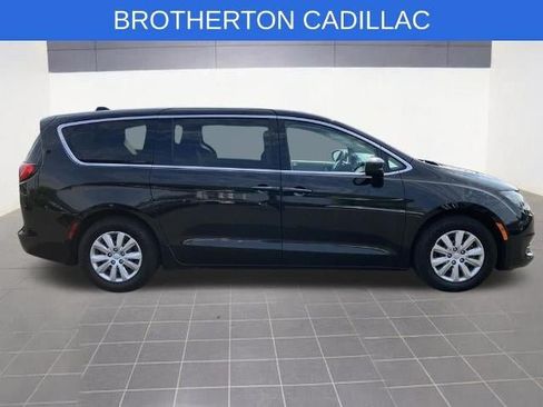 Used 2018 Chrysler Pacifica L FWD image 4