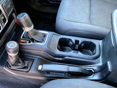 Used 2021 Jeep Gladiator Willys image 19