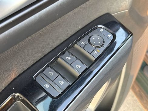 Used 2025 Nissan Pathfinder SL FWD image 25