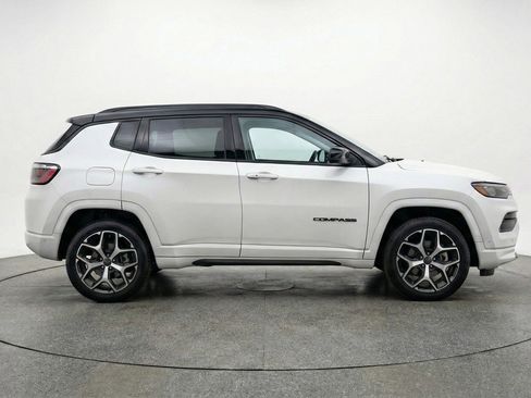 Used 2025 Jeep Compass Limited image 11