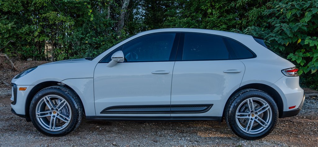 Used 2022 Porsche Macan AWD/4WD image 2