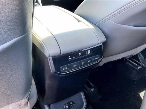 Used 2021 Toyota Highlander XLE FWD image 22