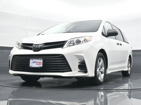 Used 2020 Toyota Sienna L image 15