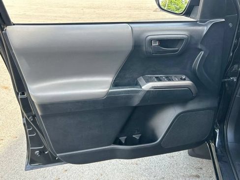 Used 2018 Toyota Tacoma SR5 AWD/4WD image 22