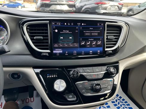 Used 2024 Chrysler Pacifica Touring-L image 22