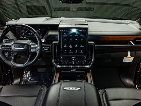 Used 2025 GMC Yukon XL Denali w/ Denali Reserve Package image 17