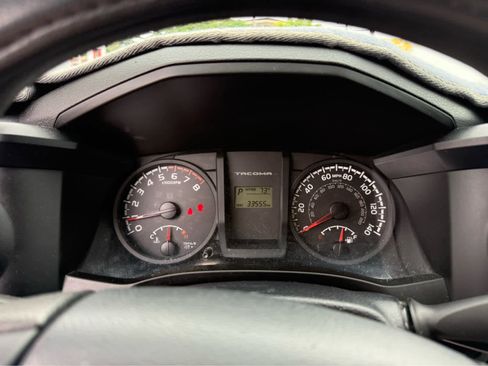 Used 2017 Toyota Tacoma SR5 RWD image 7