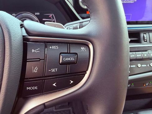 Certified 2025 Lexus ES 300h w/ Premium Package image 21