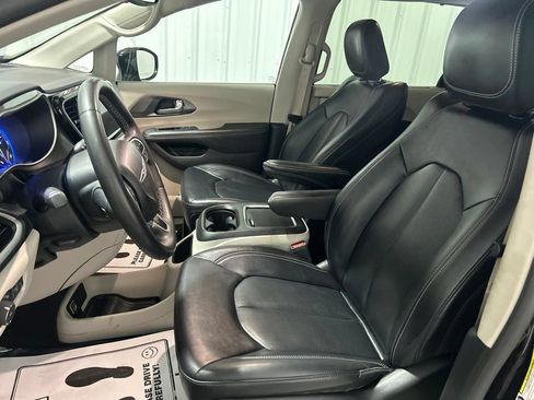 Used 2024 Chrysler Pacifica Touring-L FWD image 12