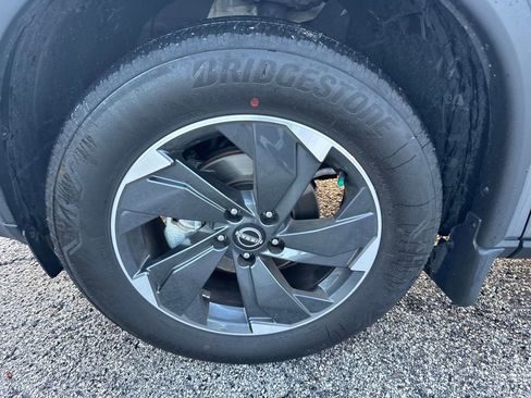 Used 2025 Nissan Rogue SV image 9