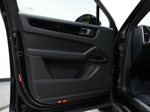 Used 2022 Porsche Cayenne S image 26