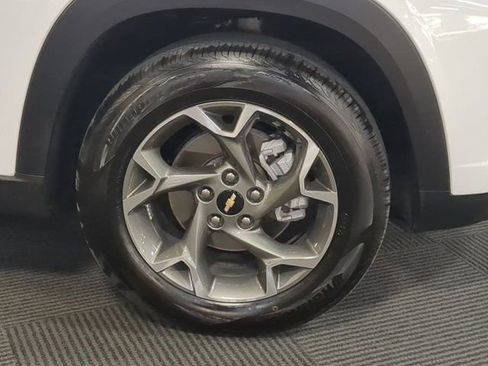 Used 2025 Chevrolet Trax LT w/ LT Convenience Package image 11