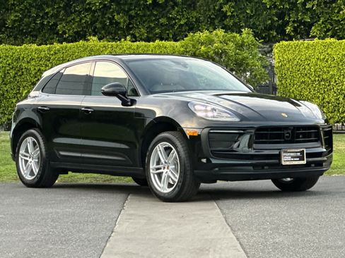 Certified 2025 Porsche Macan AWD/4WD image 10