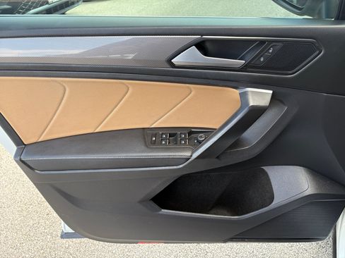 Used 2023 Volkswagen Tiguan SE w/ Panoramic Sunroof Package FWD image 24