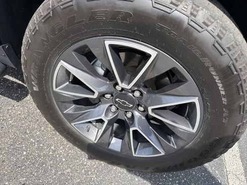 Used 2021 Chevrolet Tahoe Z71 w/ Z71 Signature Package image 9