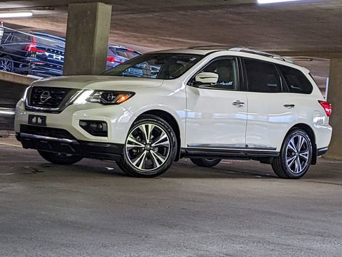 Used 2017 Nissan Pathfinder Platinum FWD image 1