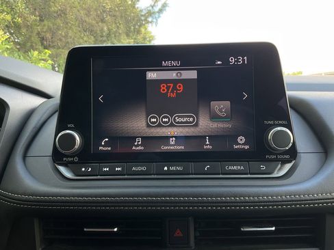 Used 2025 Nissan Rogue SV FWD image 29