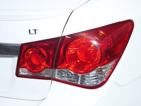 Used 2015 Chevrolet Cruze LT w/ RS Package image 17