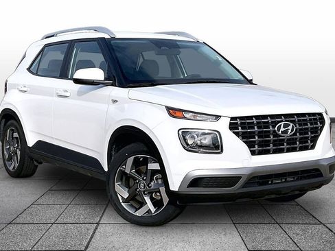 Used 2025 Hyundai Venue SEL FWD image 2