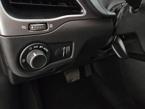 Used 2021 Jeep Cherokee Latitude FWD image 17