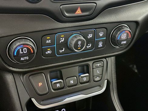 Used 2019 GMC Terrain SLT w/ Preferred Package FWD image 16