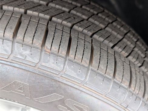 Used 2025 Chevrolet Trax LT FWD image 47