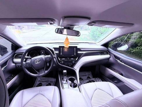 Used 2022 Toyota Camry SE FWD image 3